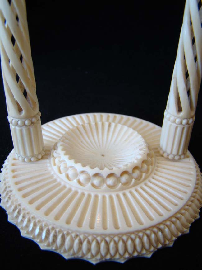 A fine and rare 19th century carved ivory Pocket Watch or Portrait Miniature stand circa 1840 — image 2
